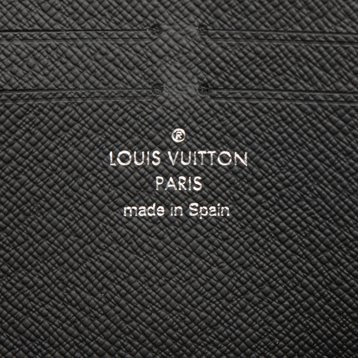 Louis Vuitton Taiga Zippy Dragonne Portefeuille