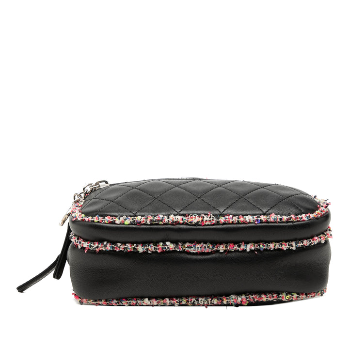 Chanel CC Matelassé Elegant Trim Front Zippé Sac caméra Cuir d'agneau