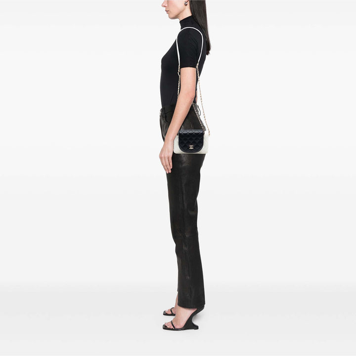 Chanel CC Matelassé Cuir d’agneau Side Packs à rabat
