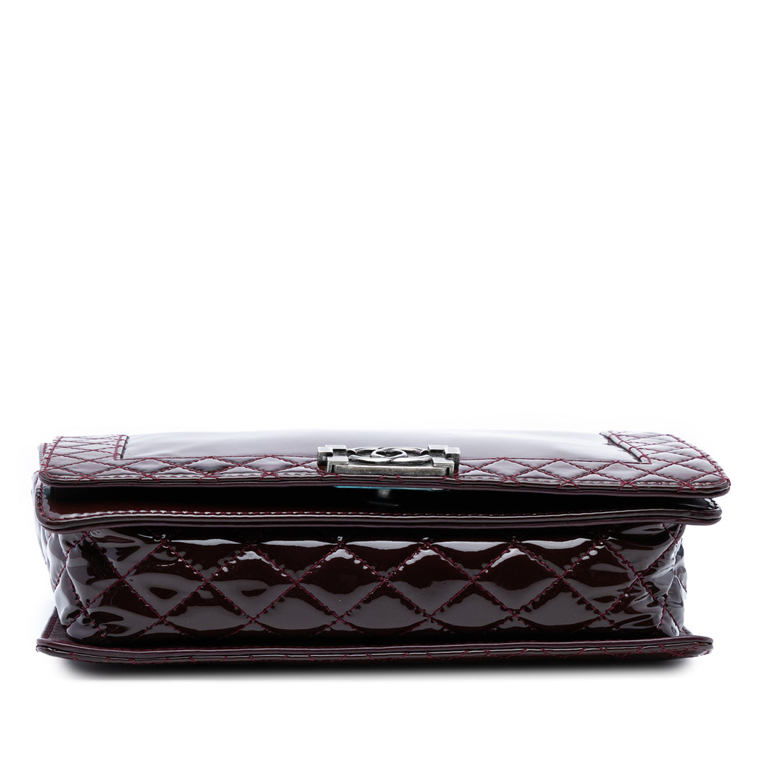 Chanel Medium Cuir verni Boy Reverso Flap Rouge – GABY PARIS Authentique