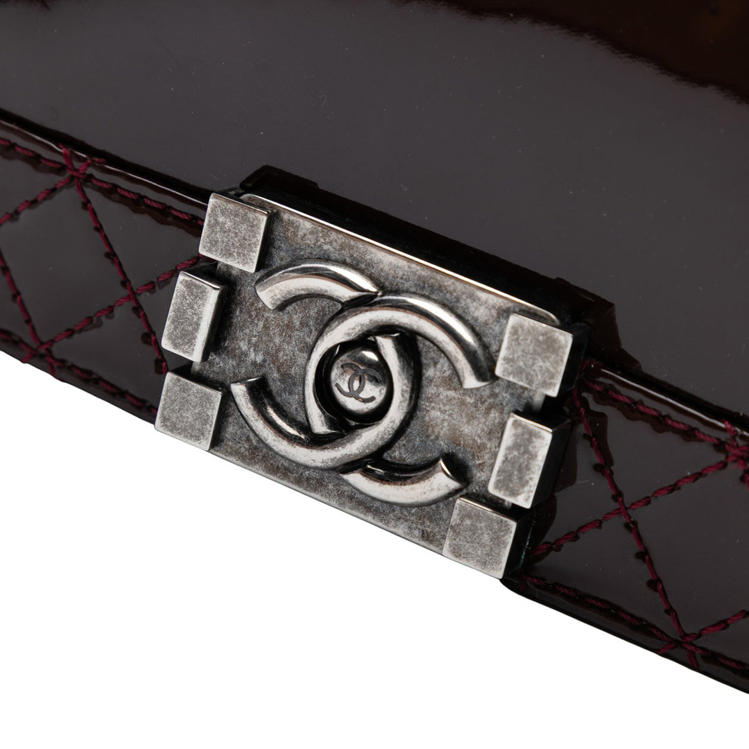 Chanel Medium Cuir verni Boy Reverso Flap Rouge – GABY PARIS Authentique