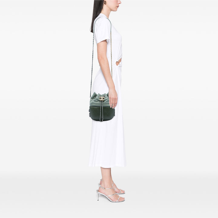 Chanel Small Bicolor Matelassé Cuir de veau Gabrielle Bucket Sac