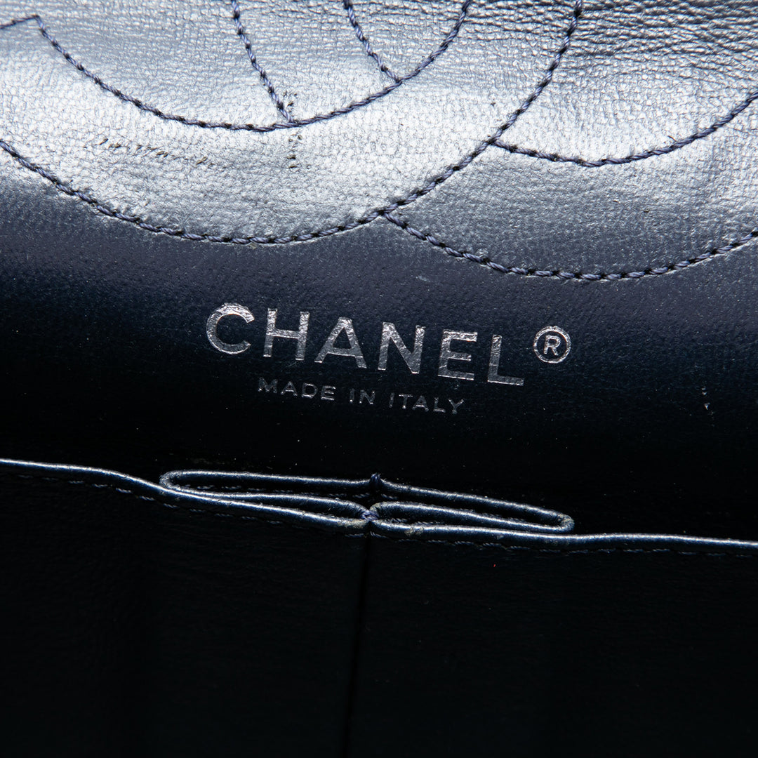 Chanel Matelassé vieilli Reissue 2.55 Double rabat 226 Cuir de veau Bleu – vue 5 – GABY PARIS