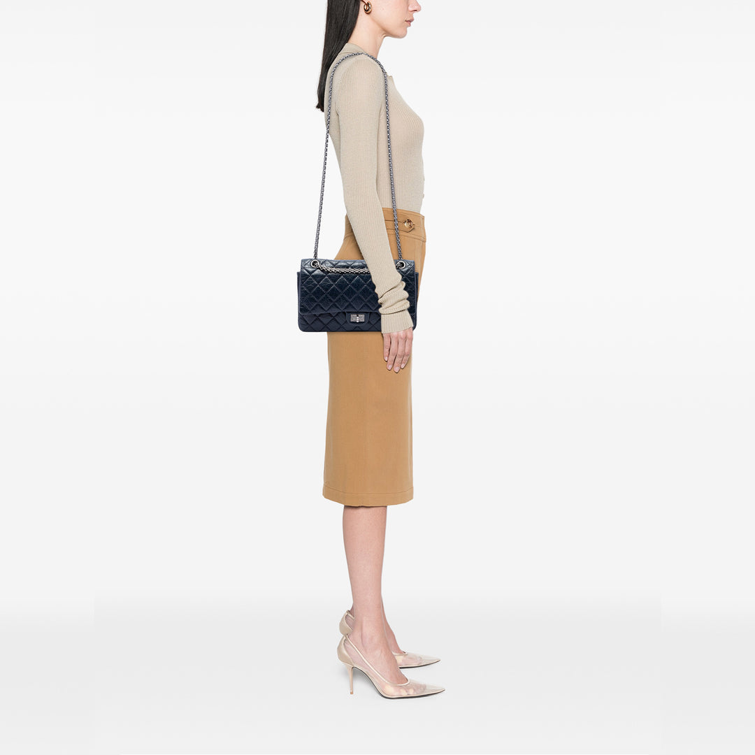 Chanel Matelassé vieilli Reissue 2.55 Double rabat 226 Cuir de veau Bleu – vue 6 – GABY PARIS