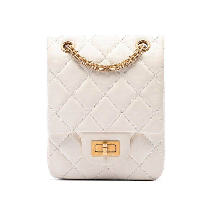 Chanel Matelassé vieilli 2.55 Reissue North South à rabat Mini Cuir de veau Blanc – vue principale – GABY PARIS
