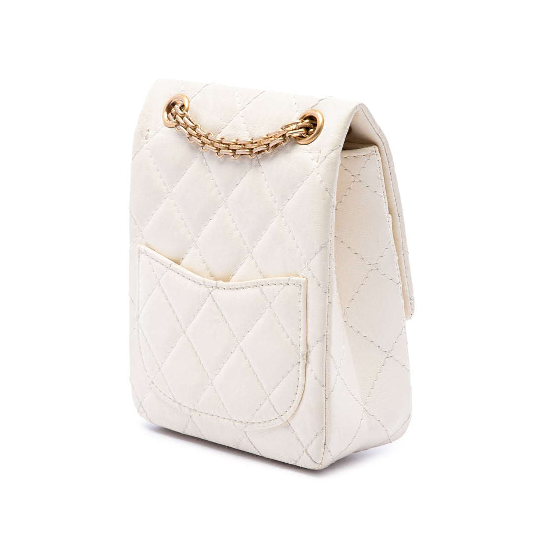 Chanel Matelassé vieilli 2.55 Reissue North South à rabat Mini Cuir de veau Blanc – vue 2 – GABY PARIS