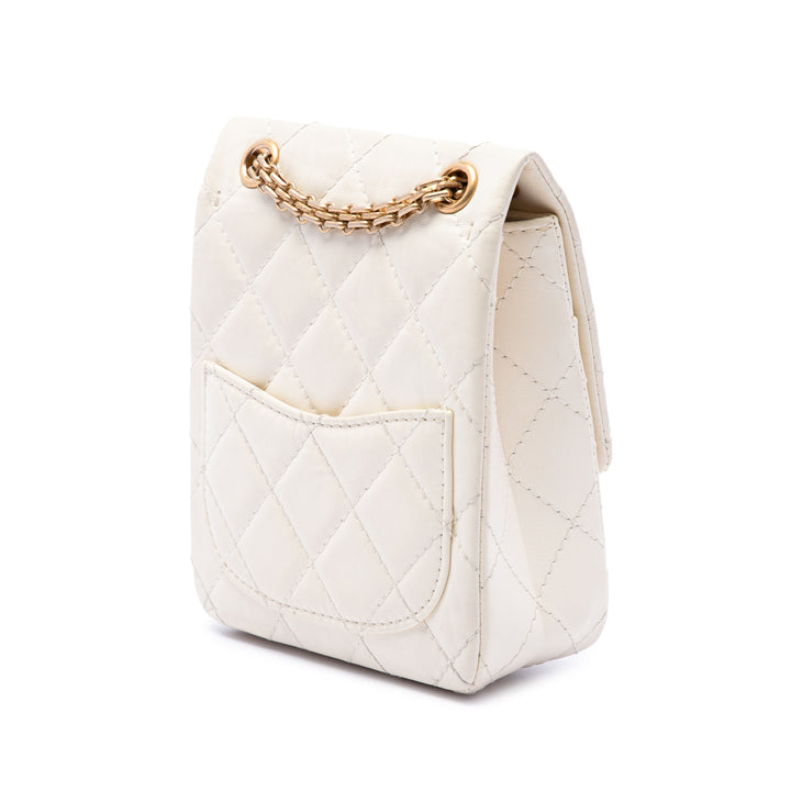 Chanel Matelassé vieilli 2.55 Reissue North South à rabat Mini Cuir de veau Blanc – vue 2 – GABY PARIS