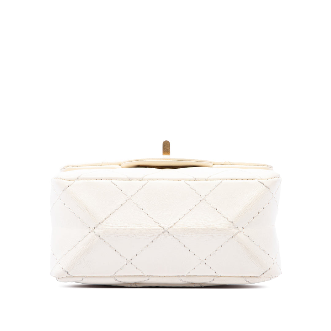 Chanel Matelassé vieilli 2.55 Reissue North South à rabat Mini Cuir de veau Blanc – vue 3 – GABY PARIS