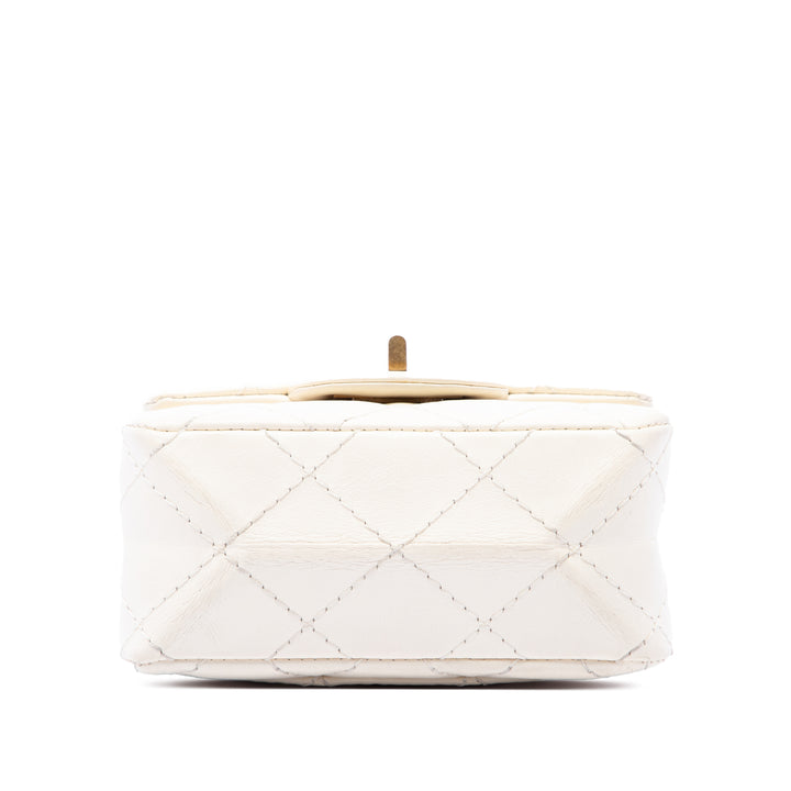 Chanel Matelassé vieilli 2.55 Reissue North South à rabat Mini Cuir de veau Blanc – vue 3 – GABY PARIS