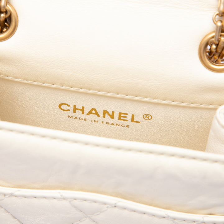 Chanel Matelassé vieilli 2.55 Reissue North South à rabat Mini Cuir de veau Blanc – vue 5 – GABY PARIS