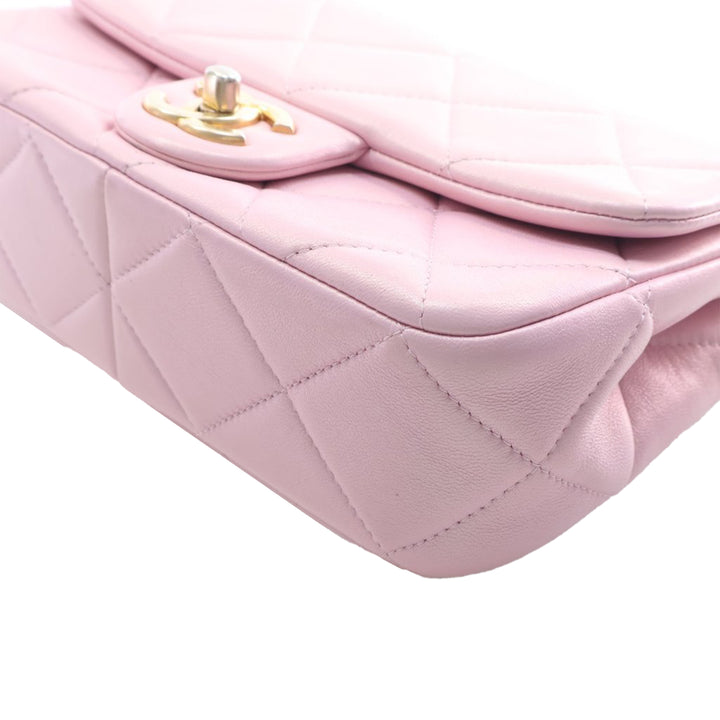 Chanel Mini Matelassé Iridescent Cuir d’agneau Perley à rabat