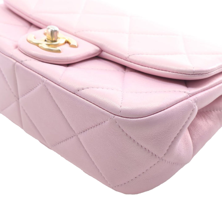 Chanel Mini Matelassé Iridescent Cuir d’agneau Perley à rabat