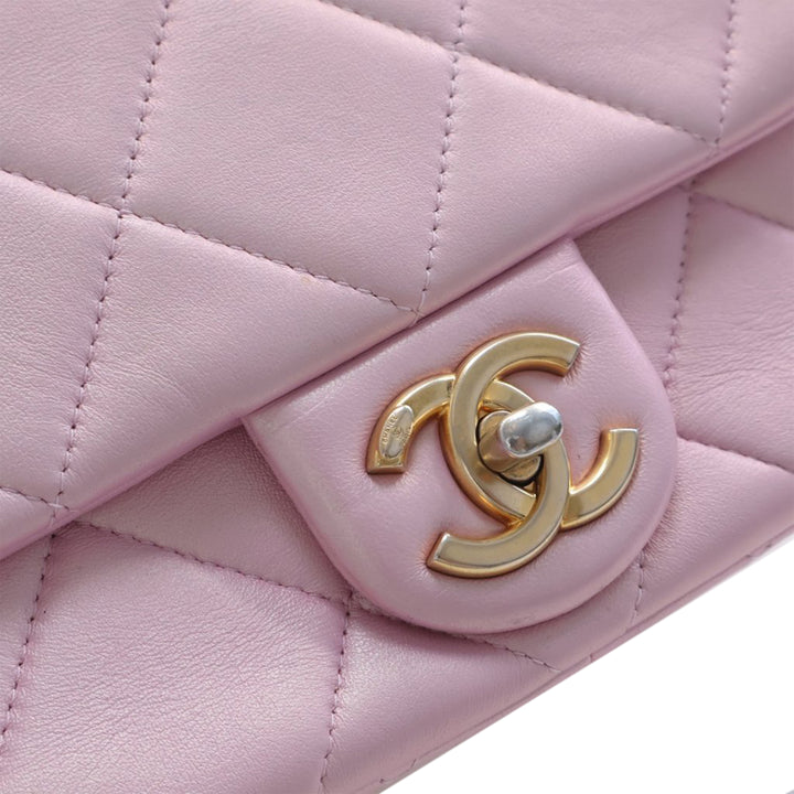 Chanel Mini Matelassé Iridescent Cuir d’agneau Perley à rabat