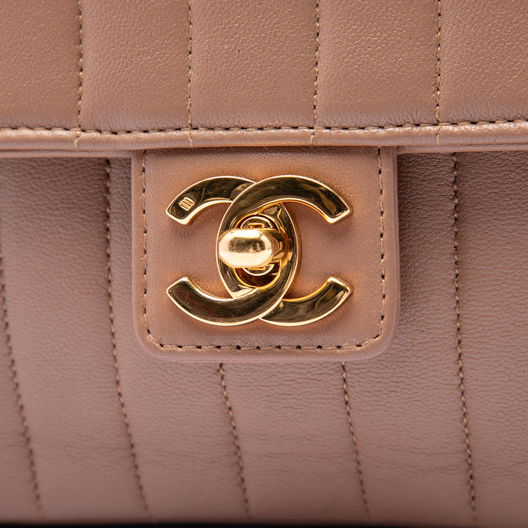 Chanel Vertical Matelassé Rabat simple Moyen Cuir d'agneau