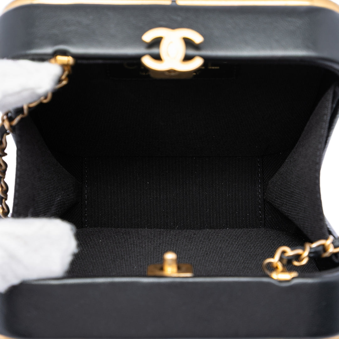 Chanel CC Cuir d’agneau et Metal Square Pochette avec chaîne