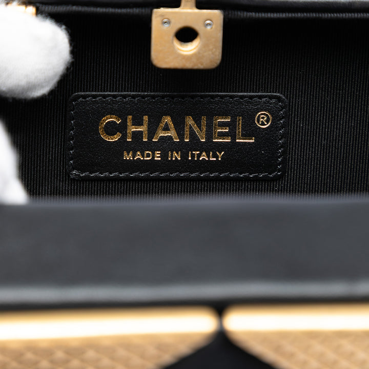 Chanel CC Cuir d’agneau et Metal Square Pochette avec chaîne