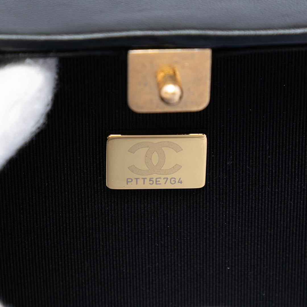 Chanel CC Cuir d’agneau et Metal Square Pochette avec chaîne
