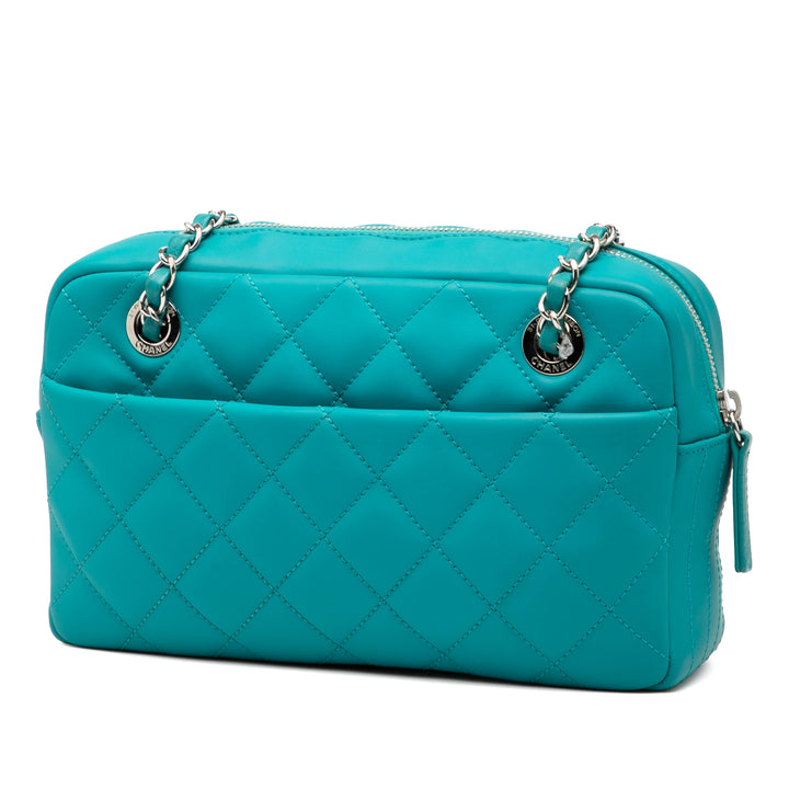 Chanel Medium CC Matelassé Rubberized Cuir d’agneau Coco Rain Sac caméra