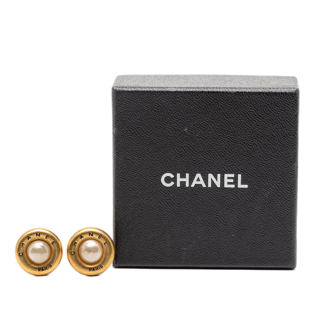 Chanel plaqué Perles fantaisie Logo Rond Clip on Boucles d’oreilles – GABY PARIS Authentique
