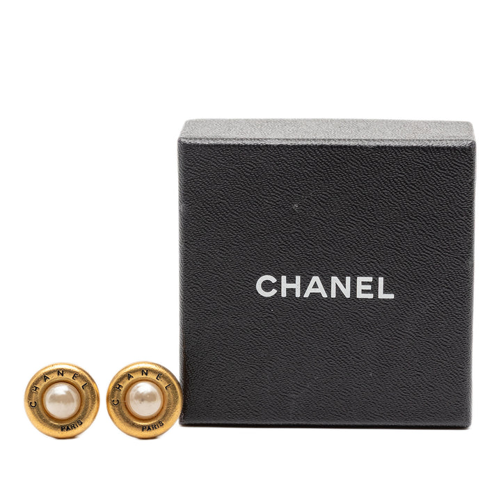 Chanel plaqué Perles fantaisie Logo Rond Clip on Boucles d’oreilles – GABY PARIS Authentique