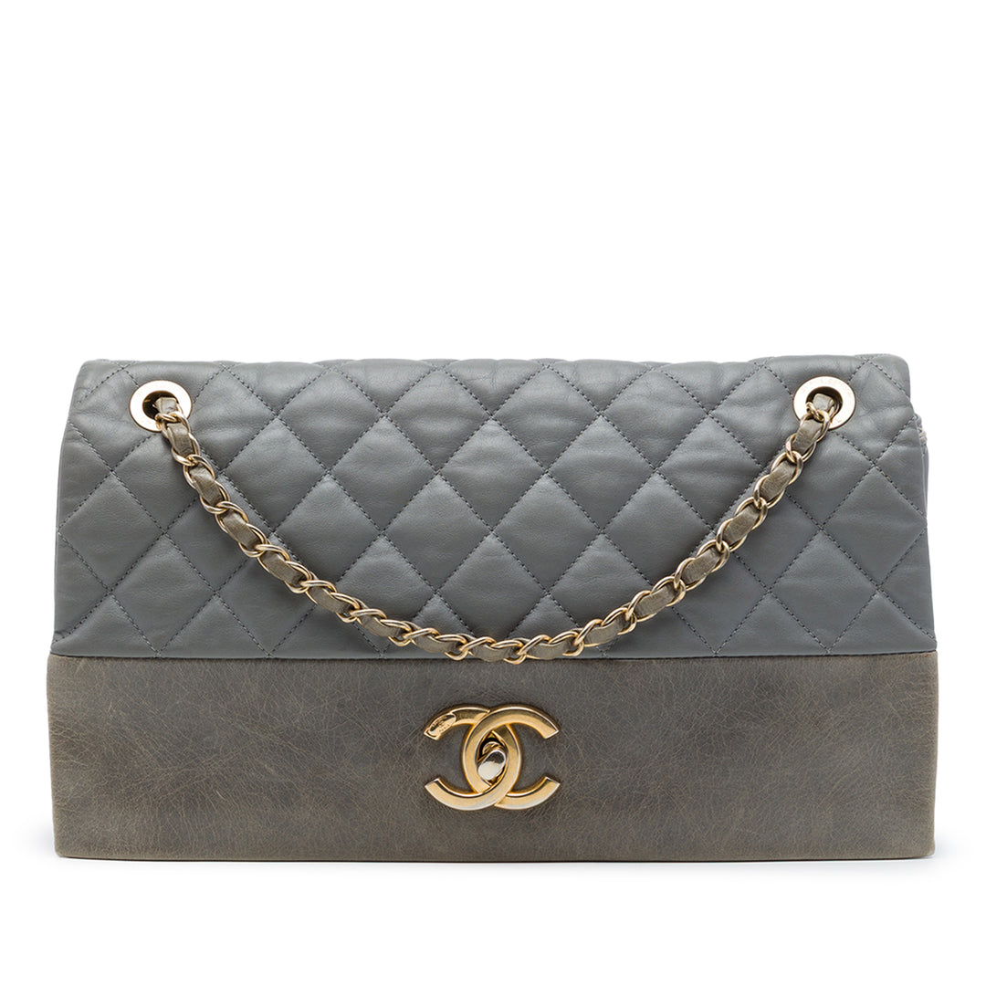 Chanel Matelassé Souple Elegance à rabat Jumbo Cuir de veau Gris – vue principale – GABY PARIS