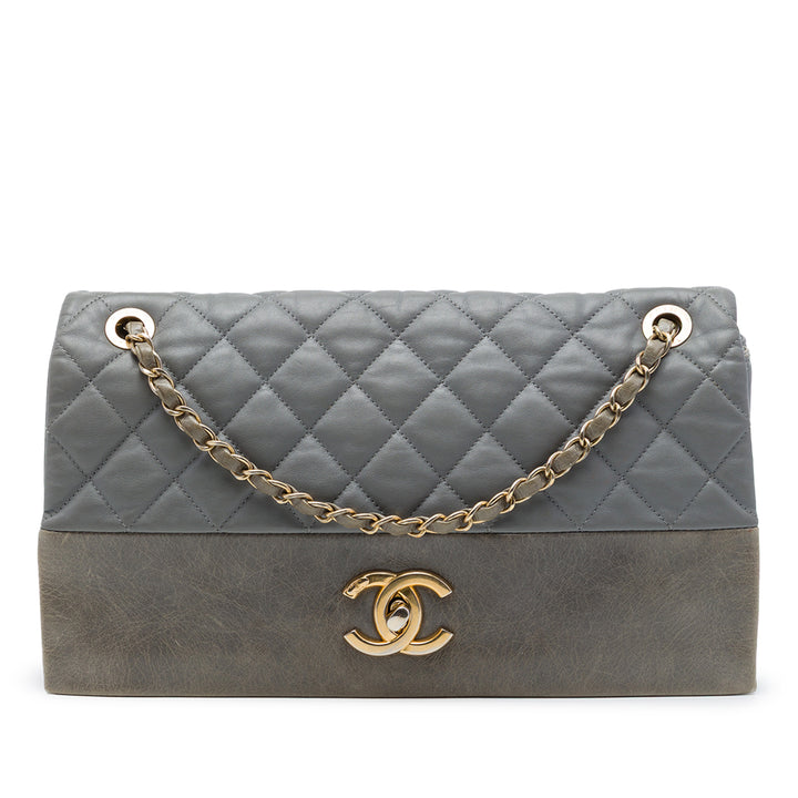 Chanel Matelassé Souple Elegance à rabat Jumbo Cuir de veau Gris – vue principale – GABY PARIS