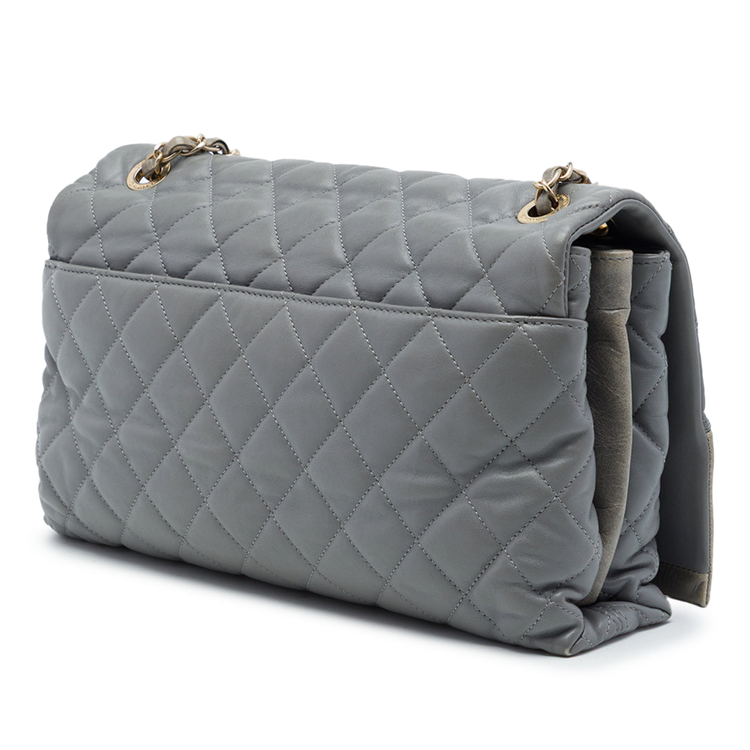 Chanel Matelassé Souple Elegance à rabat Jumbo Cuir de veau Gris – vue 2 – GABY PARIS