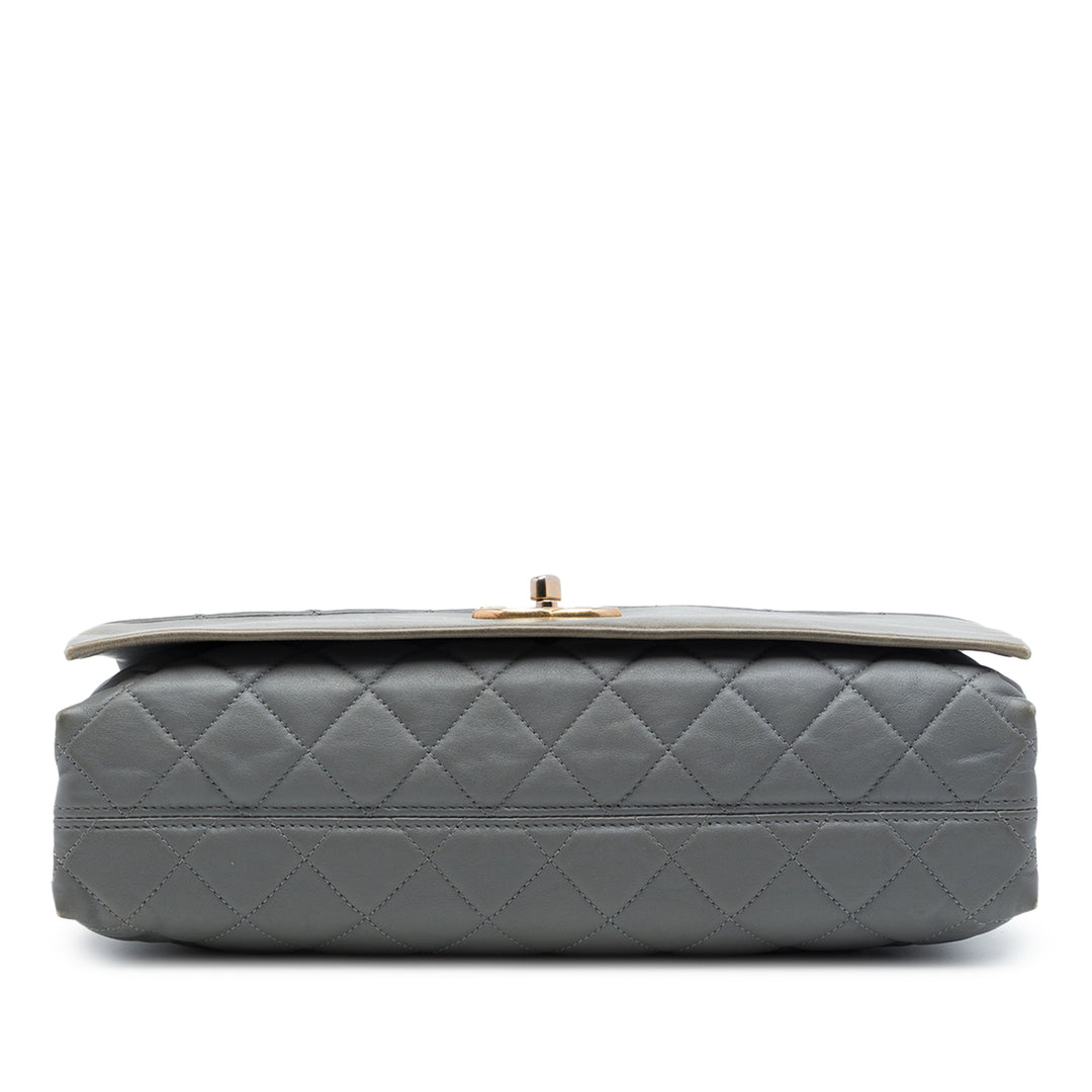 Chanel Matelassé Souple Elegance à rabat Jumbo Cuir de veau Gris – vue 3 – GABY PARIS