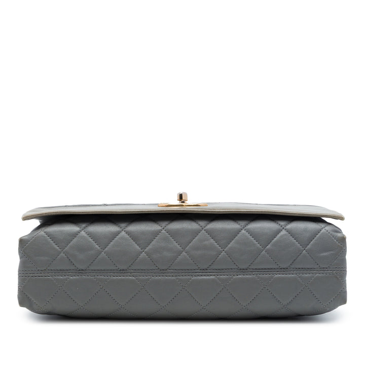Chanel Matelassé Souple Elegance à rabat Jumbo Cuir de veau Gris – vue 3 – GABY PARIS