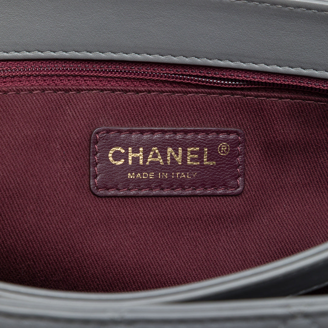 Chanel Matelassé Souple Elegance à rabat Jumbo Cuir de veau Gris – vue 5 – GABY PARIS