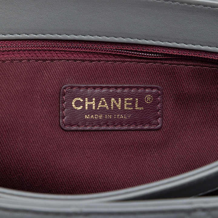 Chanel Matelassé Souple Elegance à rabat Jumbo Cuir de veau Gris – vue 5 – GABY PARIS