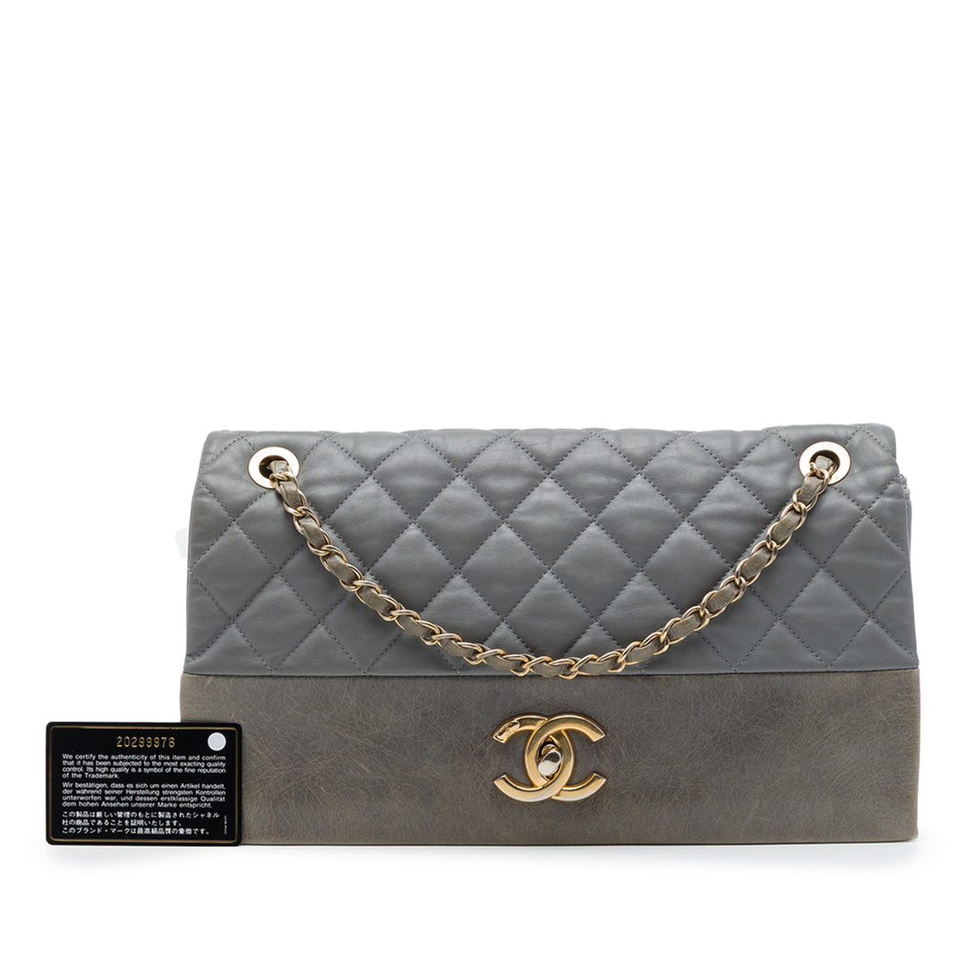 Chanel Matelassé Souple Elegance à rabat Jumbo Cuir de veau Gris – vue 7 – GABY PARIS