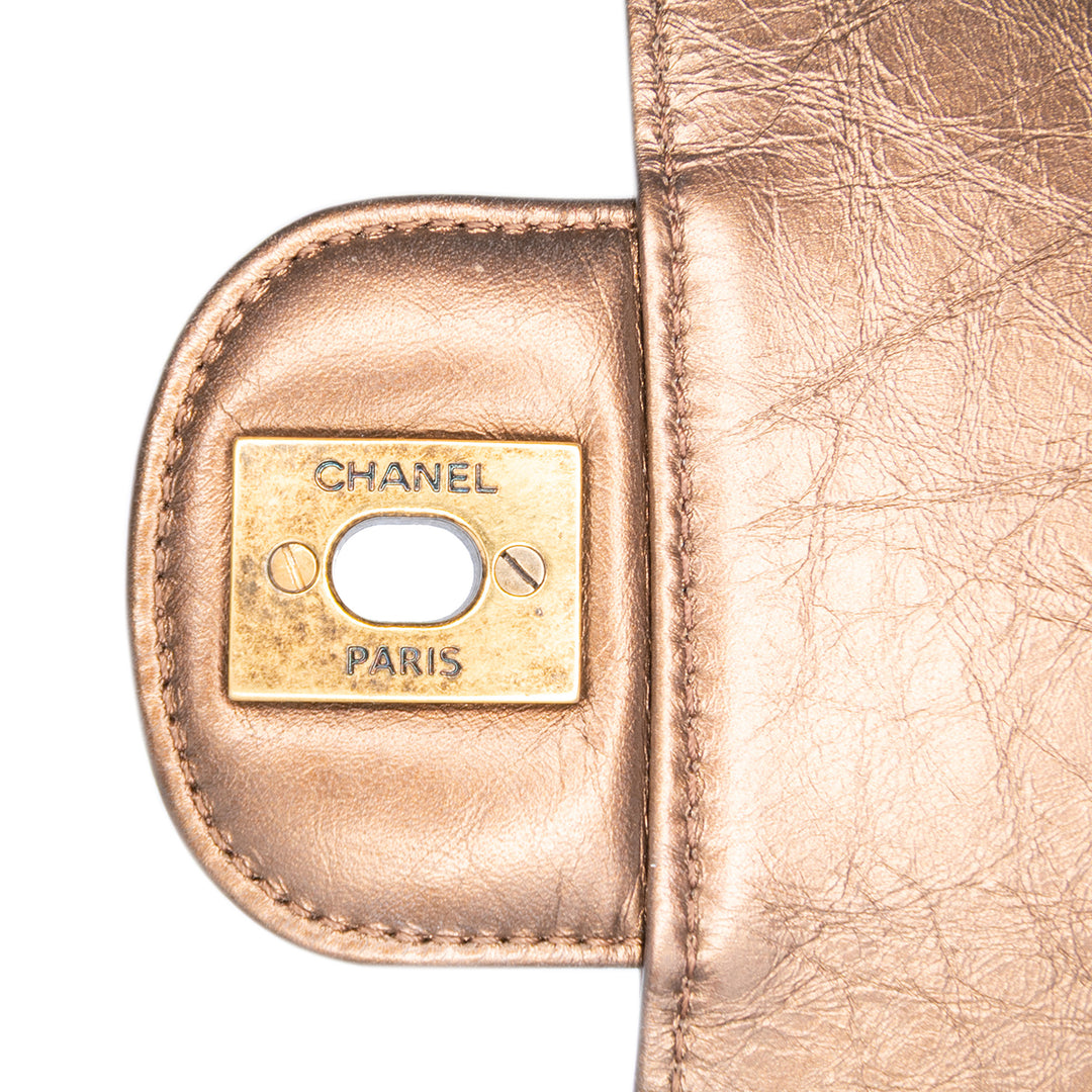 Chanel Paris Dallas Métallisé Cuir de veau Embossed Logo Flap Marron – GABY PARIS Authentique
