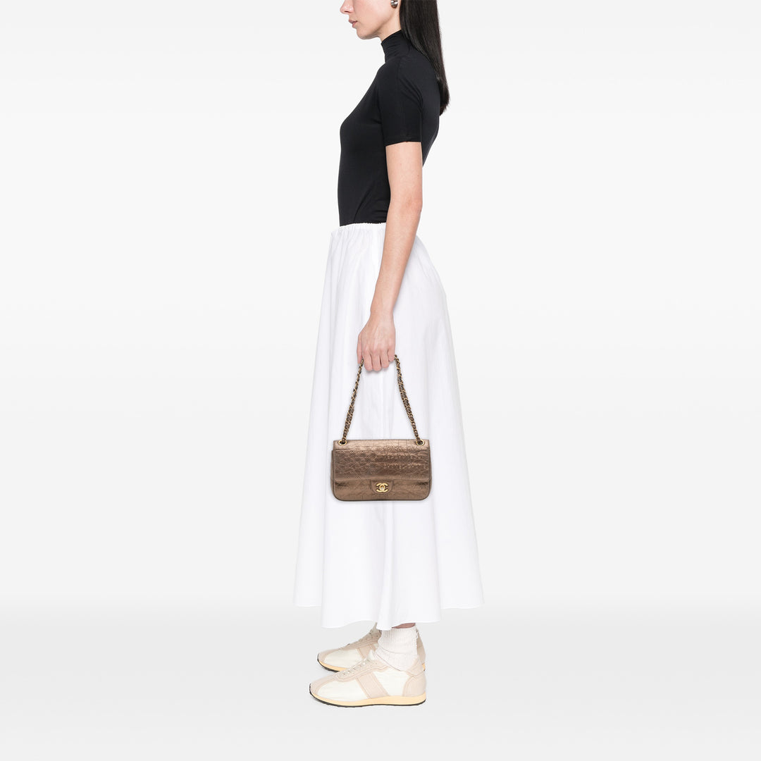 Chanel Paris Dallas Métallisé Cuir de veau Embossed Logo Flap Marron – GABY PARIS Authentique