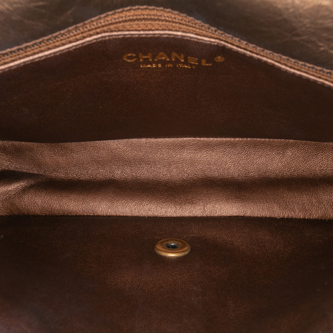 Chanel Paris Dallas Métallisé Cuir de veau Embossed Logo Flap Marron – GABY PARIS Authentique