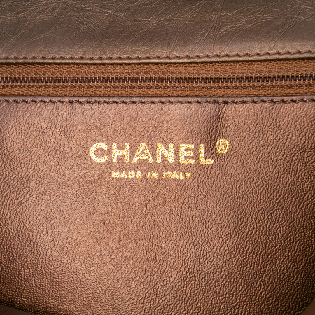 Chanel Paris Dallas Métallisé Cuir de veau Embossed Logo Flap Marron – GABY PARIS Authentique