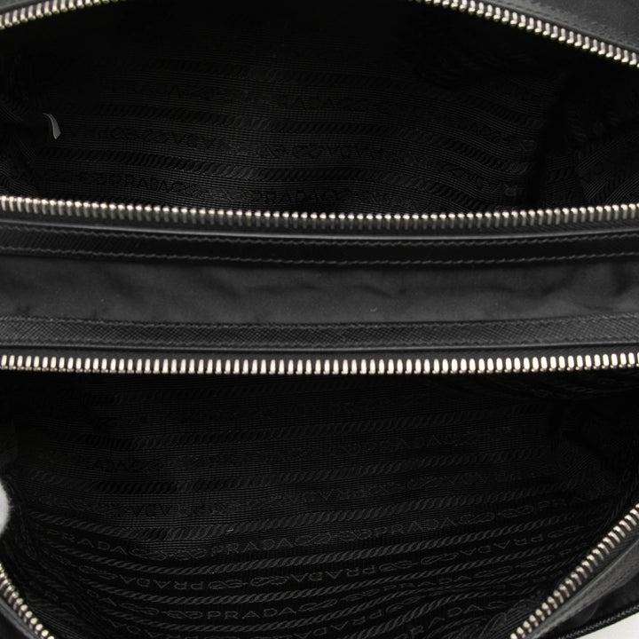 Prada Pochette à finitions Re Travel Saffiano Noir – vue 4 – GABY PARIS