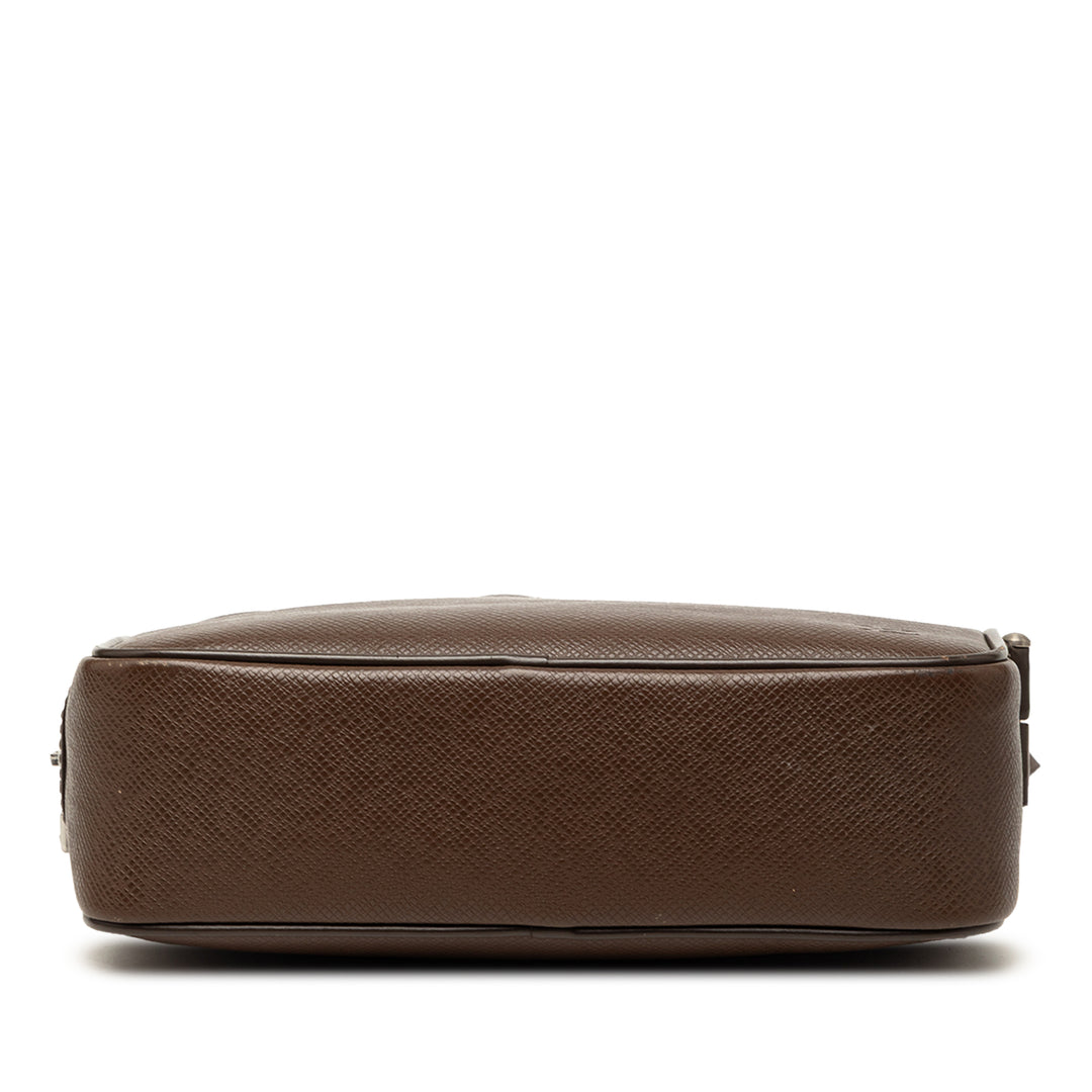 Louis Vuitton Taiga Pochette Kaluga