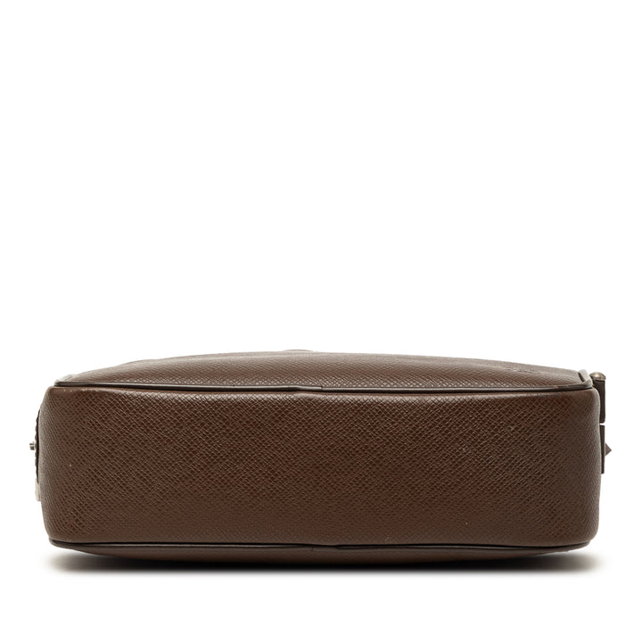 Louis Vuitton Taiga Pochette Kaluga
