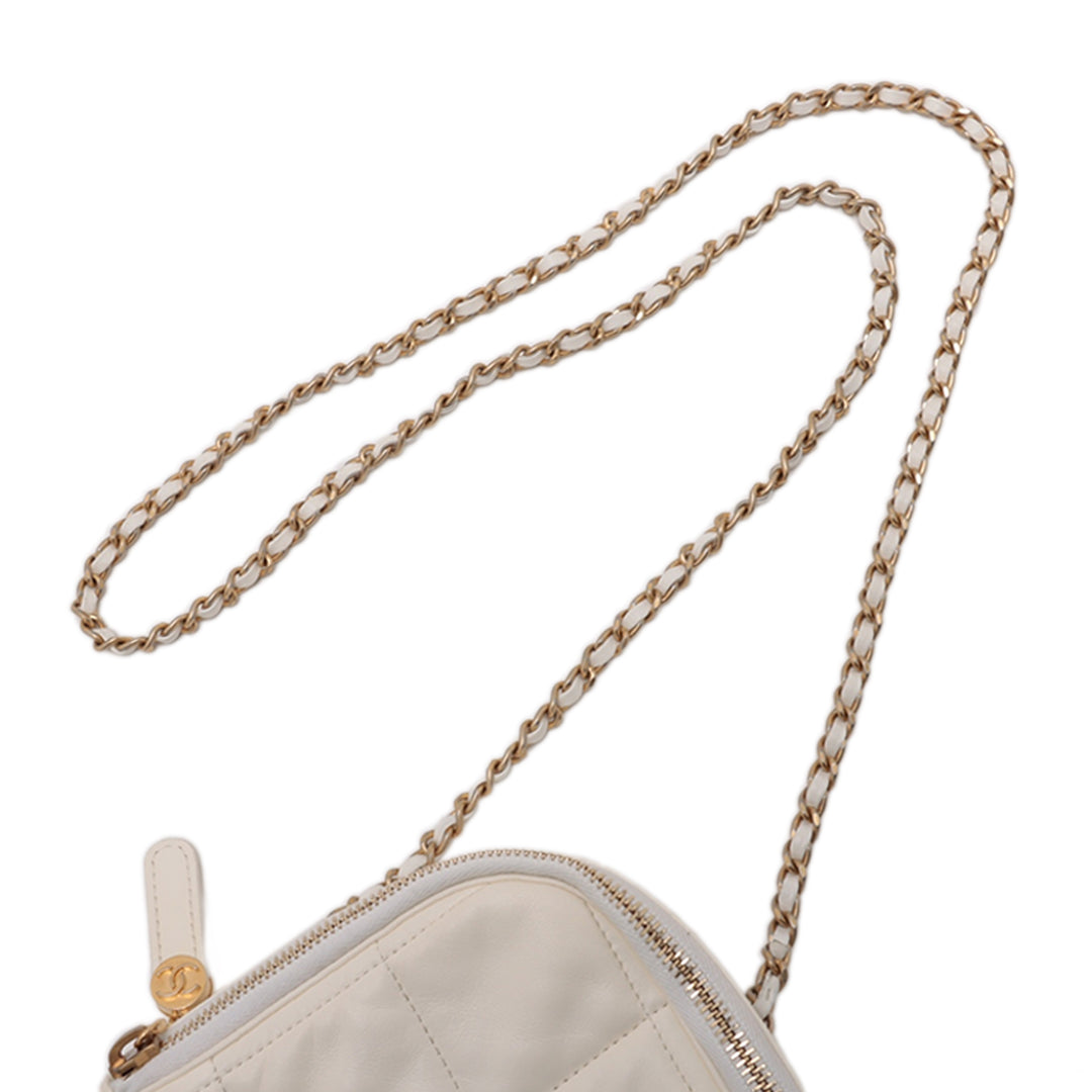 Chanel CC Matelassé Cuir d’agneau Diamond Pochette avec chaîne