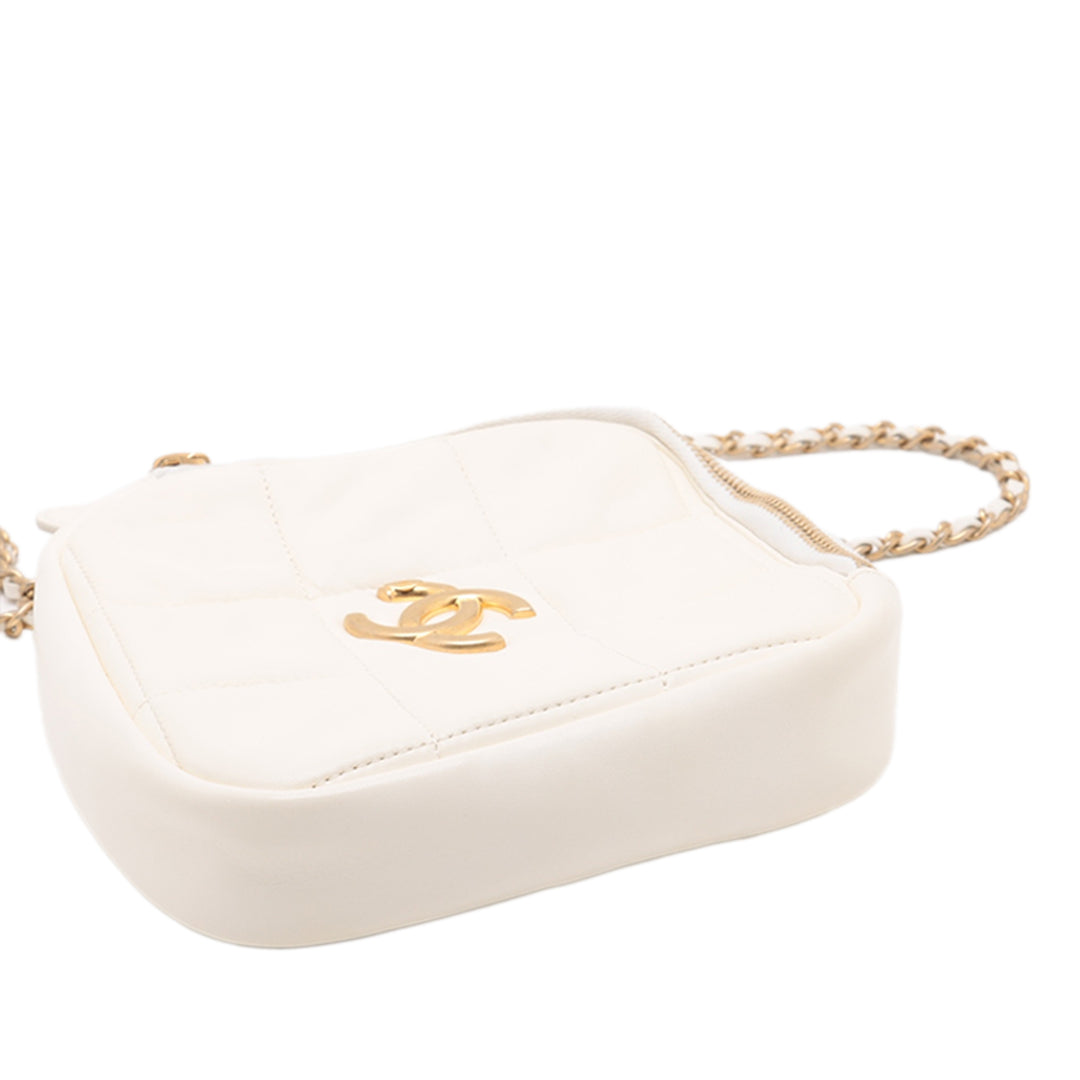 Chanel CC Matelassé Cuir d’agneau Diamond Pochette avec chaîne
