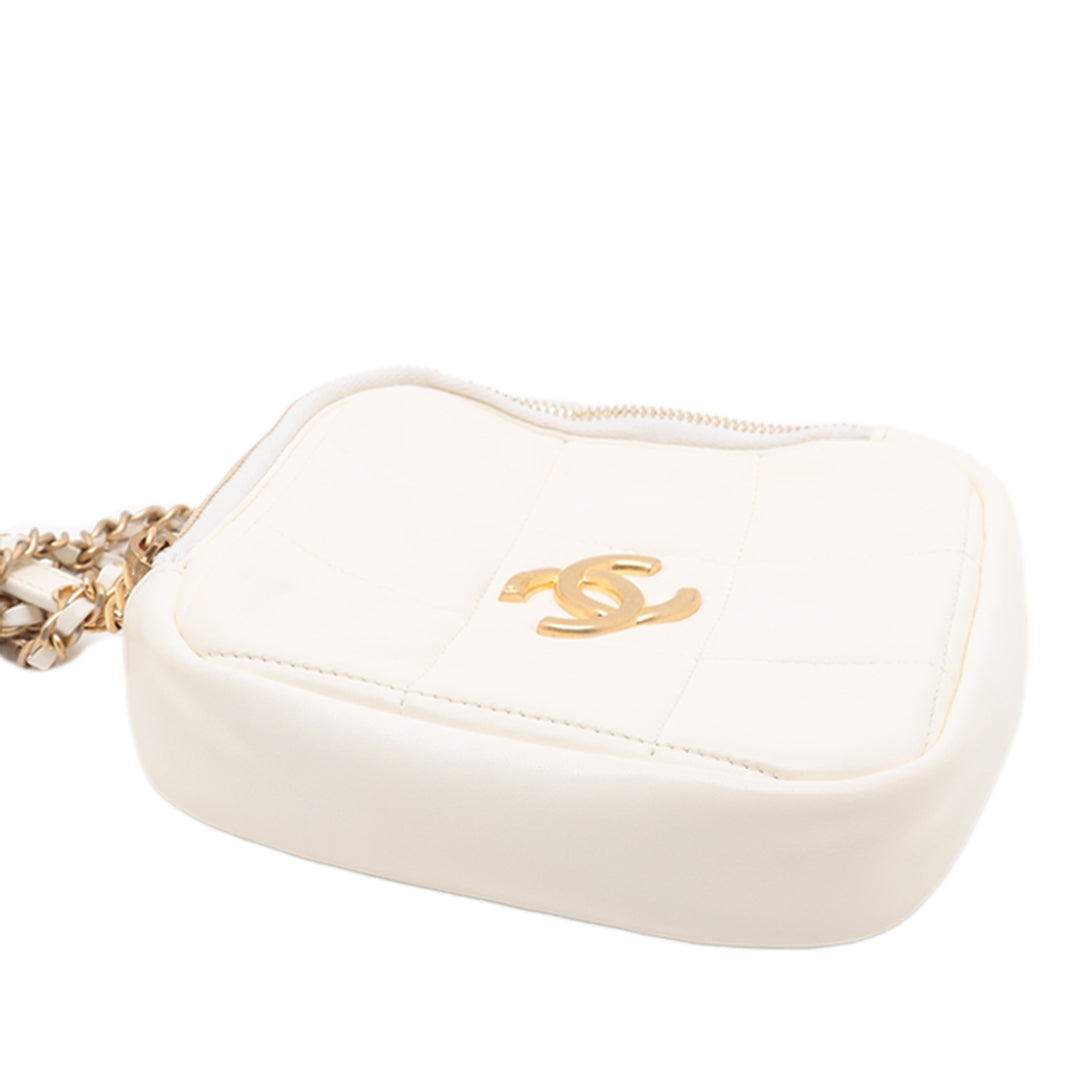 Chanel CC Matelassé Cuir d’agneau Diamond Pochette avec chaîne