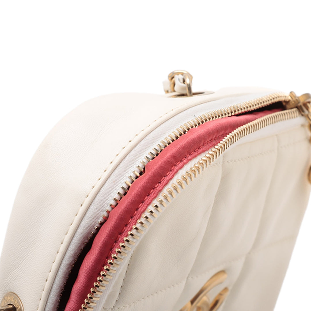 Chanel CC Matelassé Cuir d’agneau Diamond Pochette avec chaîne