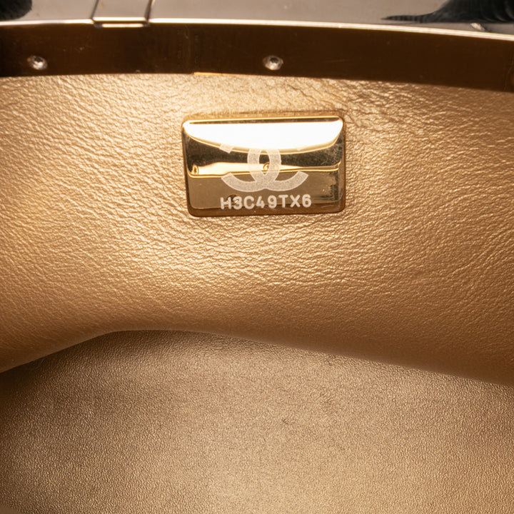 Chanel Matelassé Cuir verni Logo Chain Vanity