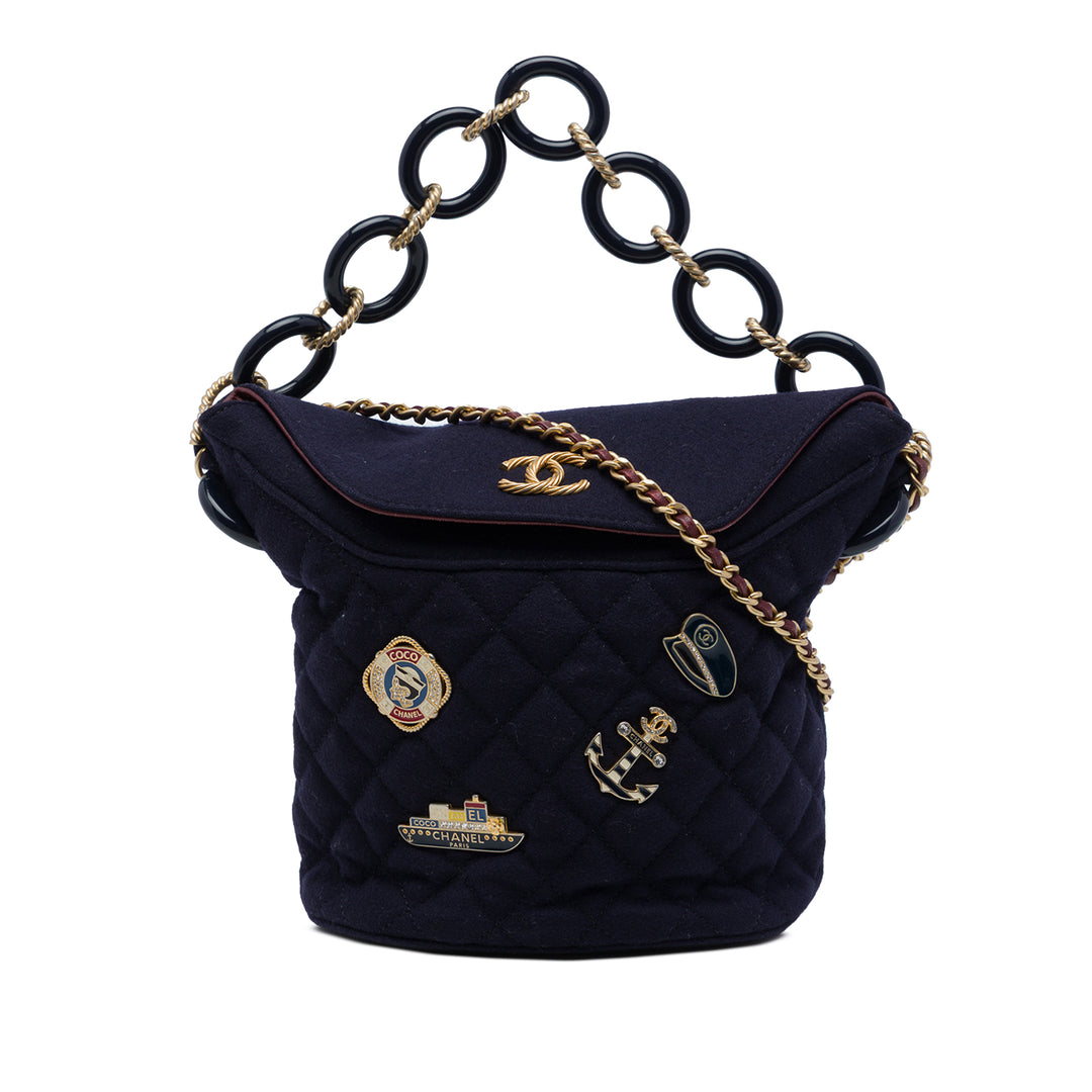 Chanel Paris Hamburg Matelassé Charms Sac seau Bleu – vue principale – GABY PARIS