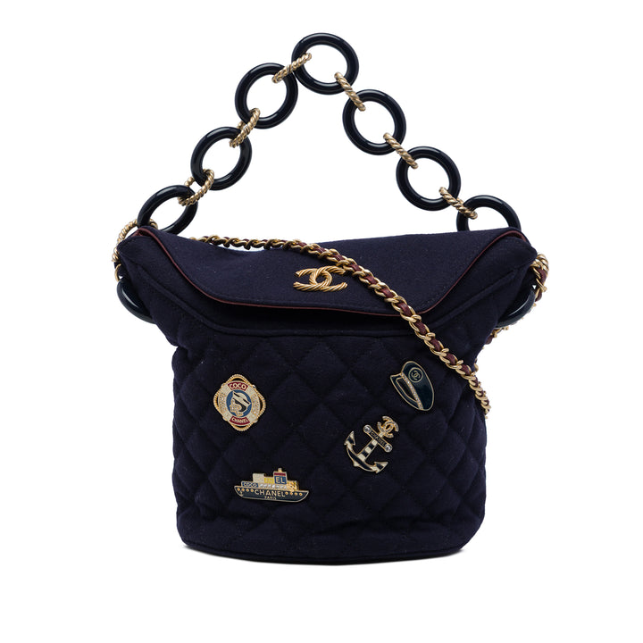 Chanel Paris Hamburg Matelassé Charms Sac seau Bleu – vue principale – GABY PARIS