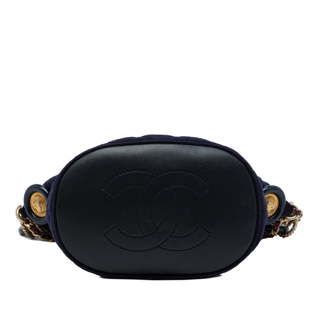 Chanel Paris Hamburg Matelassé Charms Sac seau Bleu – vue 3 – GABY PARIS