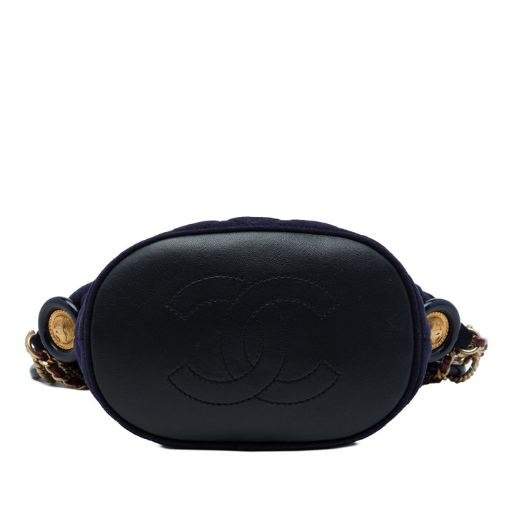 Chanel Paris Hamburg Matelassé Charms Sac seau Bleu – vue 3 – GABY PARIS