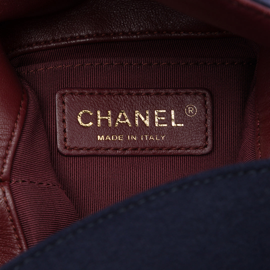 Chanel Paris Hamburg Matelassé Charms Sac seau Bleu – vue 5 – GABY PARIS