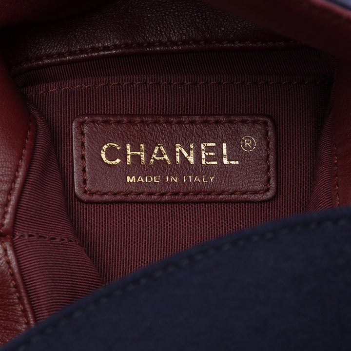 Chanel Paris Hamburg Matelassé Charms Sac seau Bleu – vue 5 – GABY PARIS